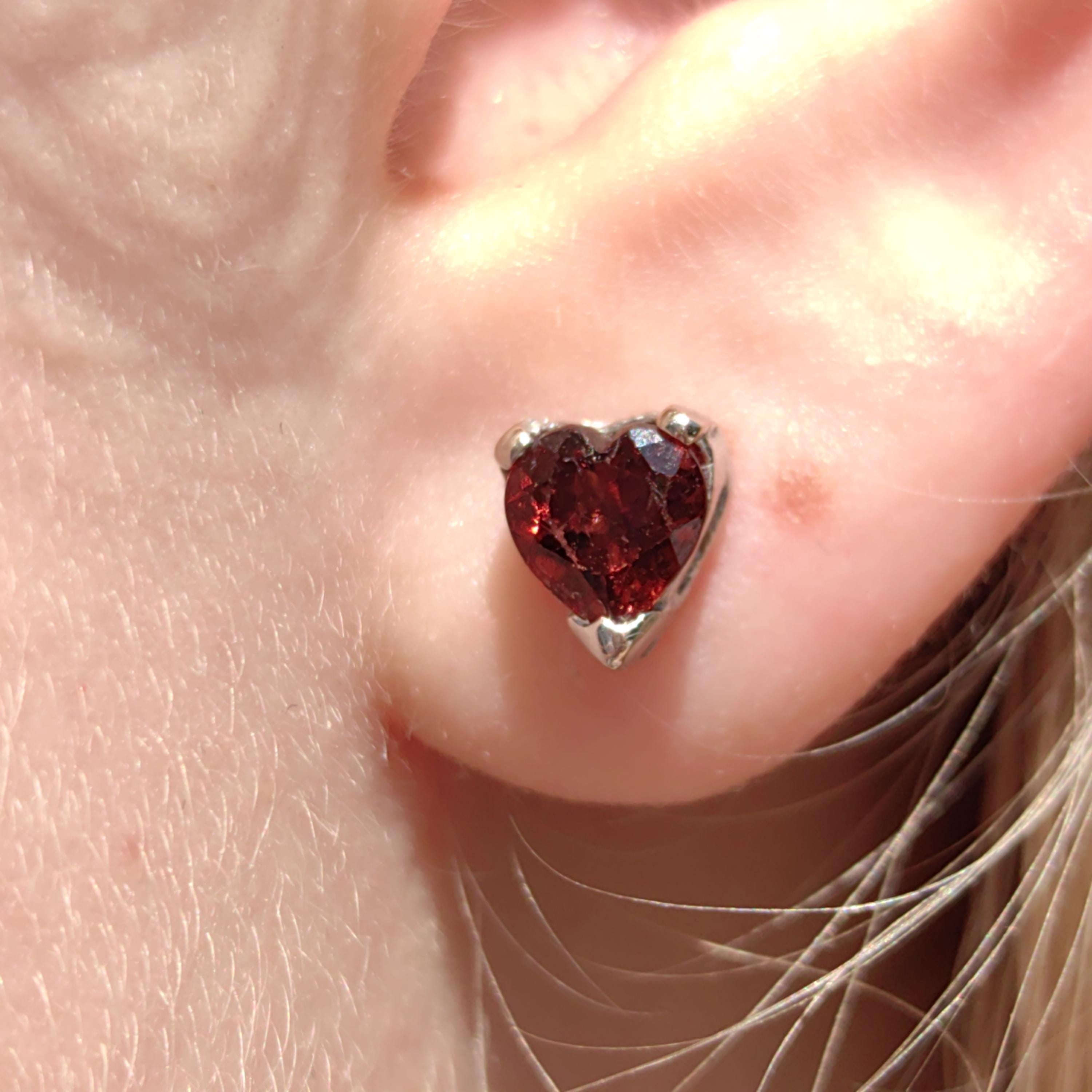 Red Garnet 18k Solid Hallmarked White Gold Heart Shaped Elegant Stud Push Back Closure Earrings Minimalist Mid Century 1950s Earrings