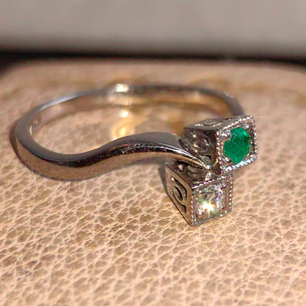 Art Deco Emerald Diamond Ring: 18k White Gold Toi et Moi Band