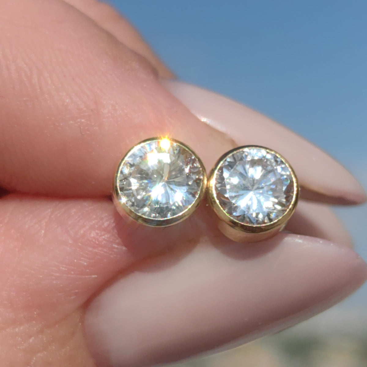 18k Gold Zirconia Stud Earrings: Classic Solitaire Screw Back