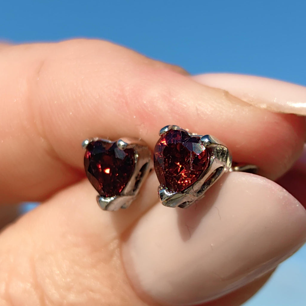 Red Garnet 18k Solid Hallmarked White Gold Heart Shaped Elegant Stud Push Back Closure Earrings Minimalist Mid Century 1950s Earrings