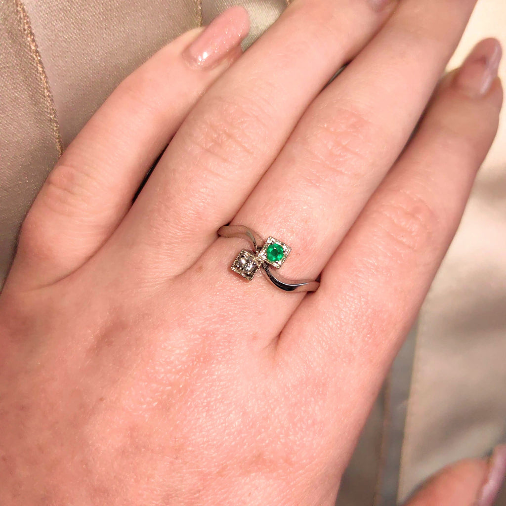 Art Deco Emerald Diamond Ring: 18k White Gold Toi et Moi Band