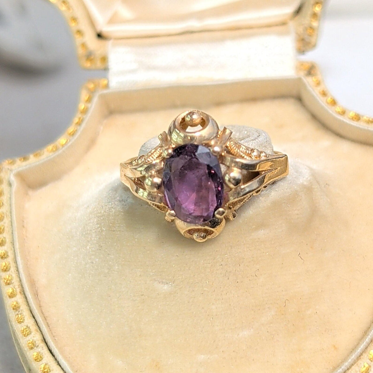 1940s 14k gold purple sapphire floral ring