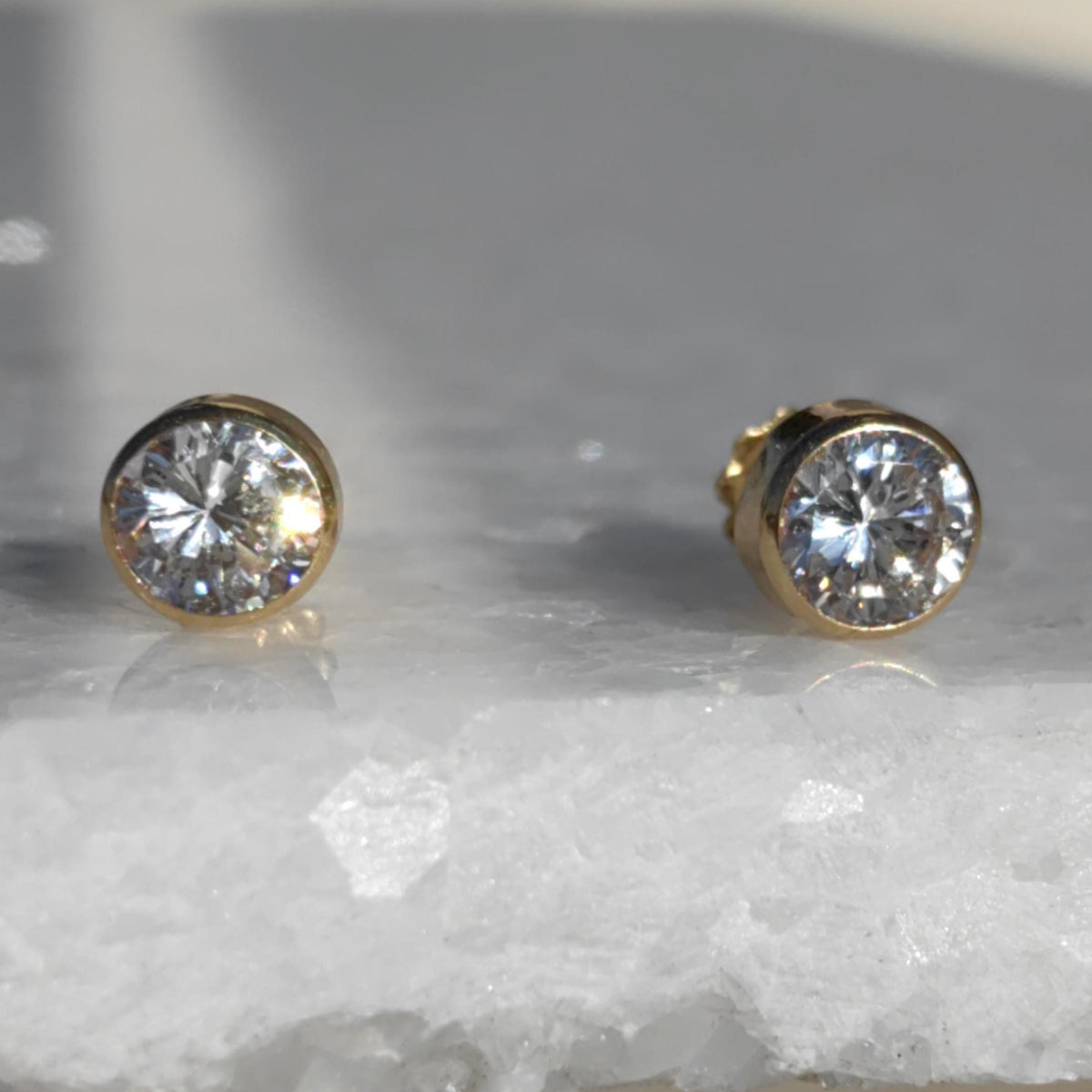18k Gold Zirconia Stud Earrings: Classic Solitaire Screw Back