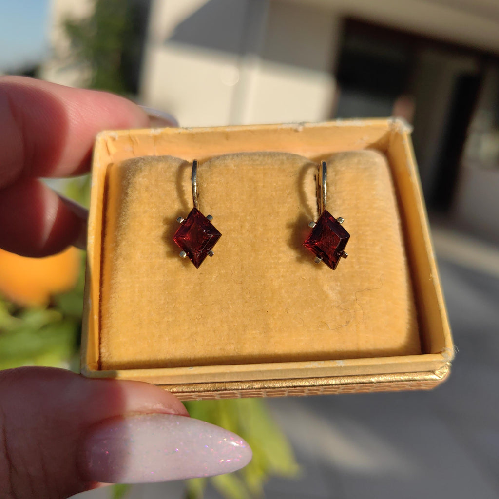 Mid Century 14k Gold Garnet Sleeper Earrings: Elegant Lever Back Design