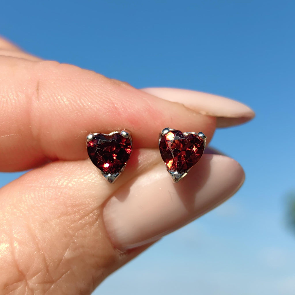 Red Garnet 18k Solid Hallmarked White Gold Heart Shaped Elegant Stud Push Back Closure Earrings Minimalist Mid Century 1950s Earrings