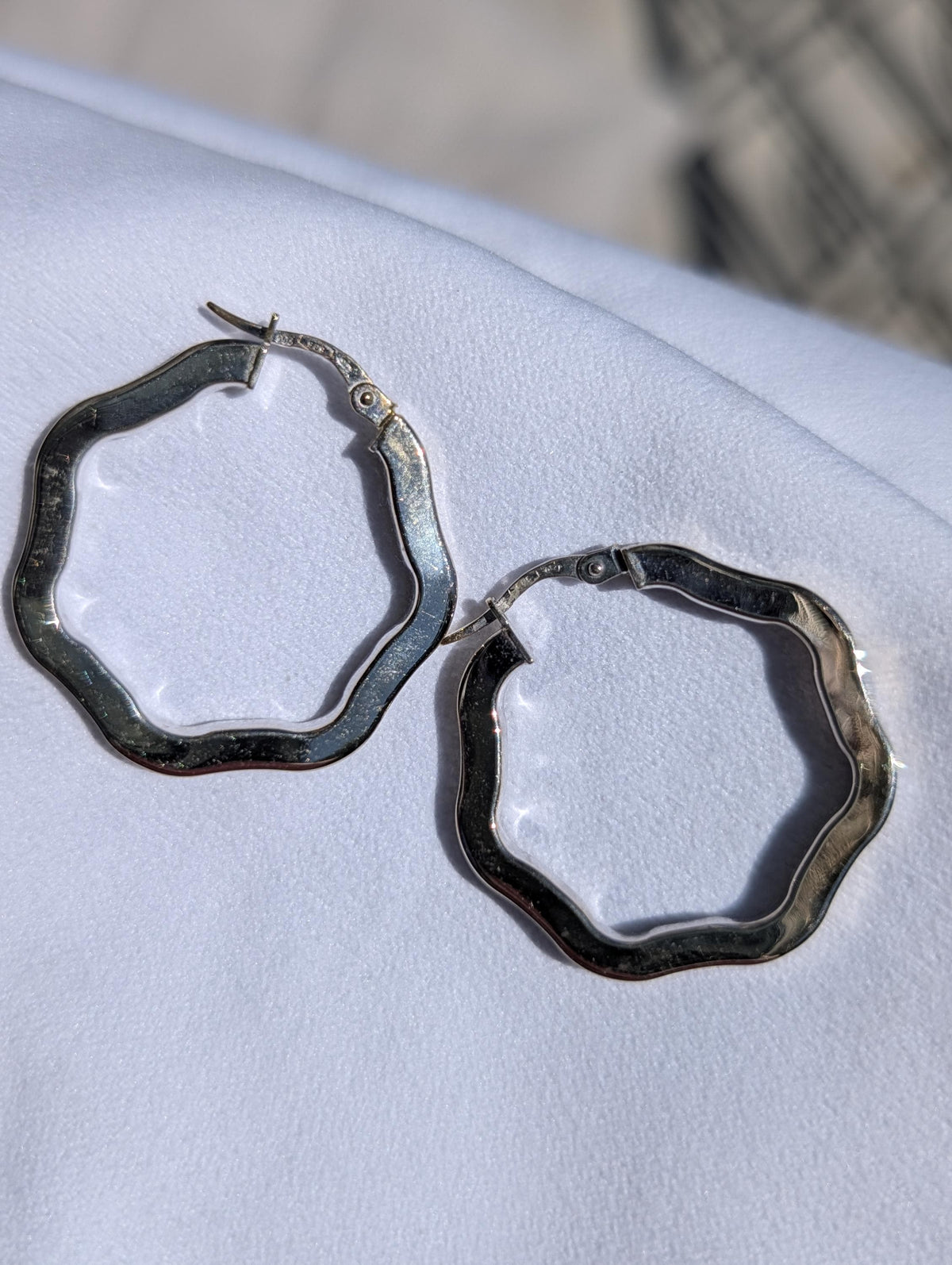 Vintage 14k White Gold Hoop Earrings 585 Hallmarked Ribbed Puffed Floral Flower Wave Design Handmade 30mm Lightweight Gift