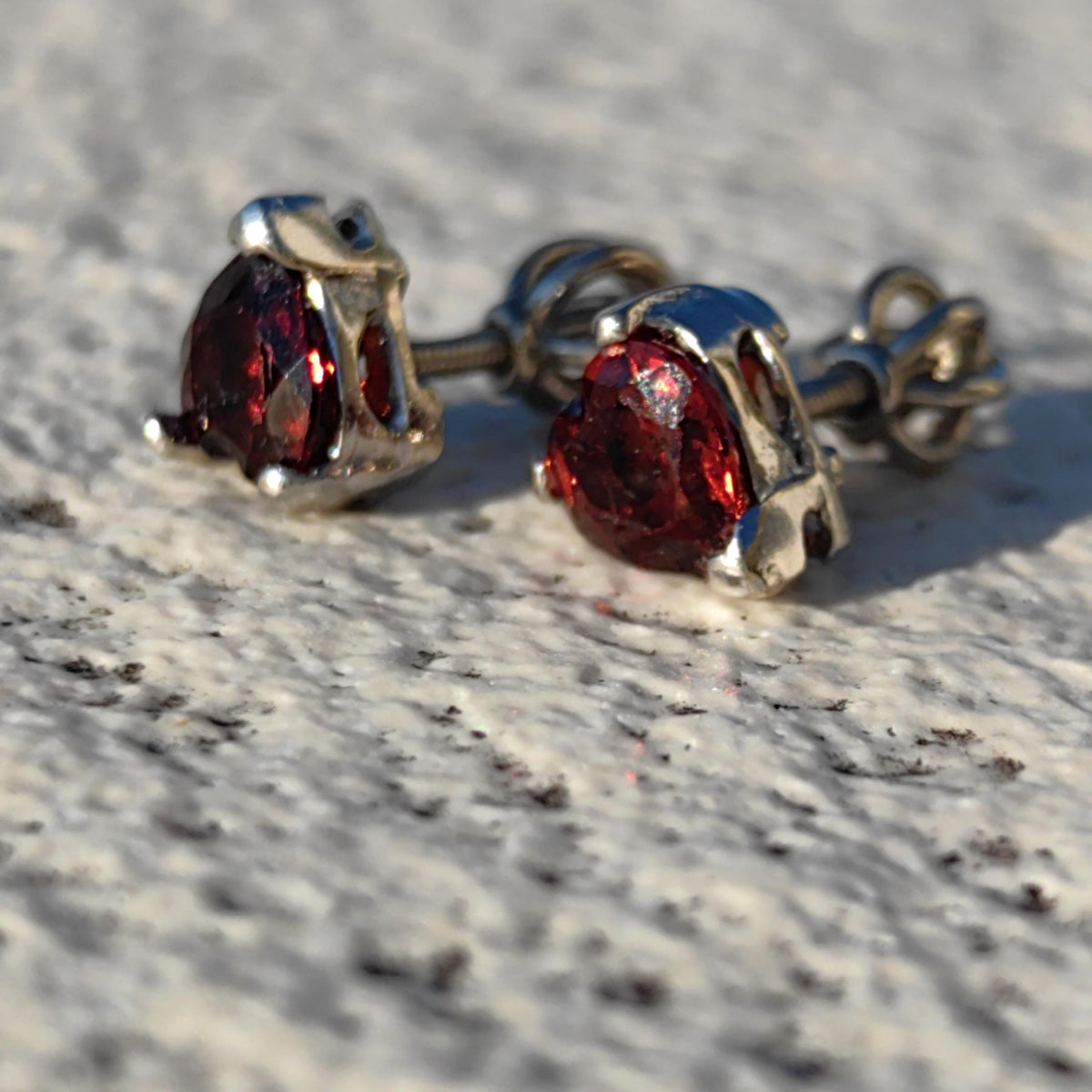 Red Garnet 18k Solid Hallmarked White Gold Heart Shaped Elegant Stud Push Back Closure Earrings Minimalist Mid Century 1950s Earrings