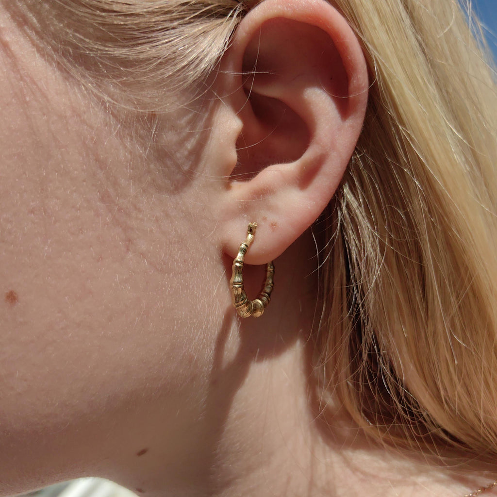 14k Yellow Gold Hoop Earrings: 1980s Vintage Ribbed Horn Design
