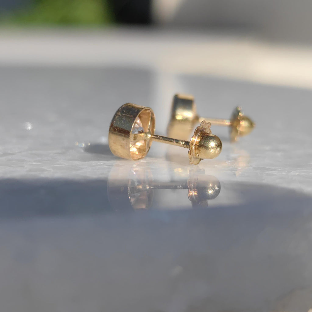 18k Gold Zirconia Stud Earrings: Classic Solitaire Screw Back