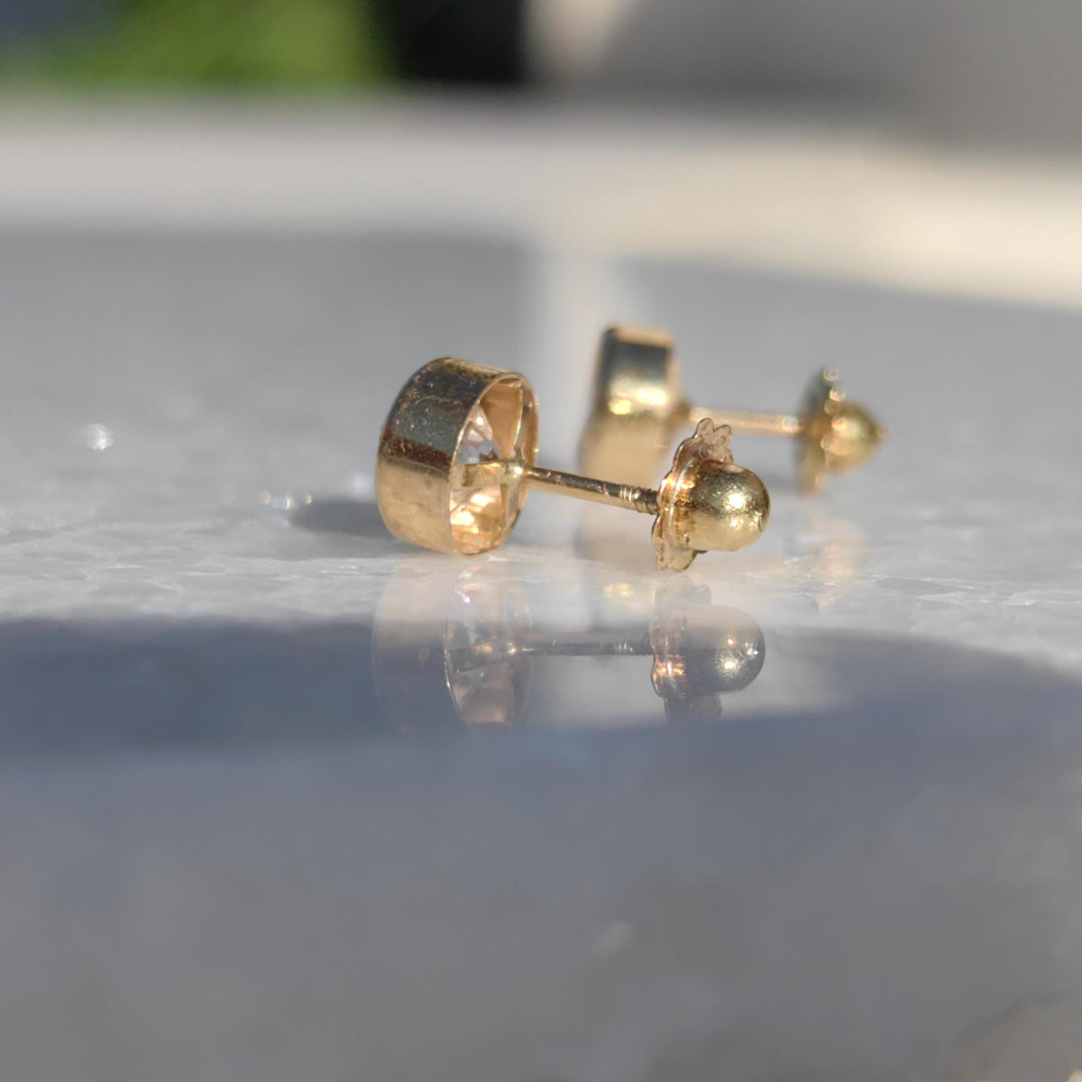18k Gold Zirconia Stud Earrings: Classic Solitaire Screw Back