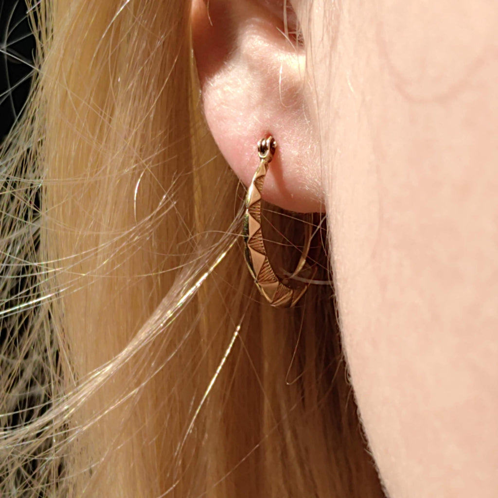 Vintage 14k Yellow Gold Hoop Earrings: Ribbed Puffed Design, 1940s Style