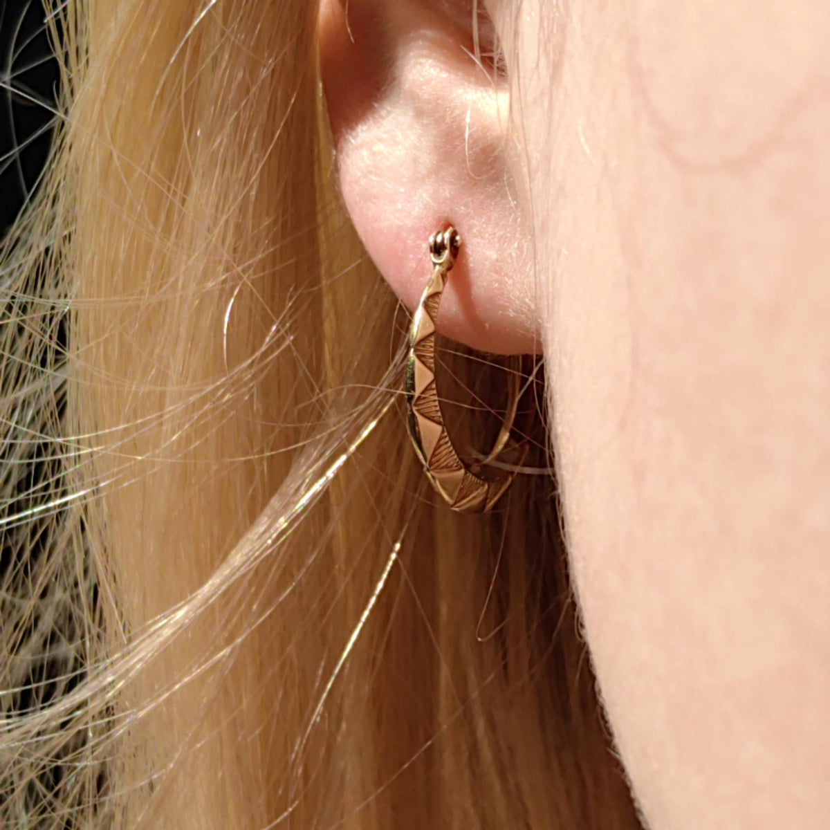 Vintage 14k Yellow Gold Hoop Earrings: Ribbed Puffed Design, 1940s Style
