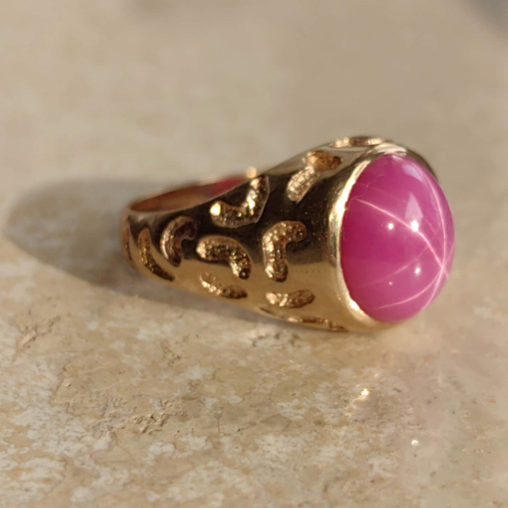 Vintage 10k Gold Star Ruby Ring: Panther Pattern, Size 8.5