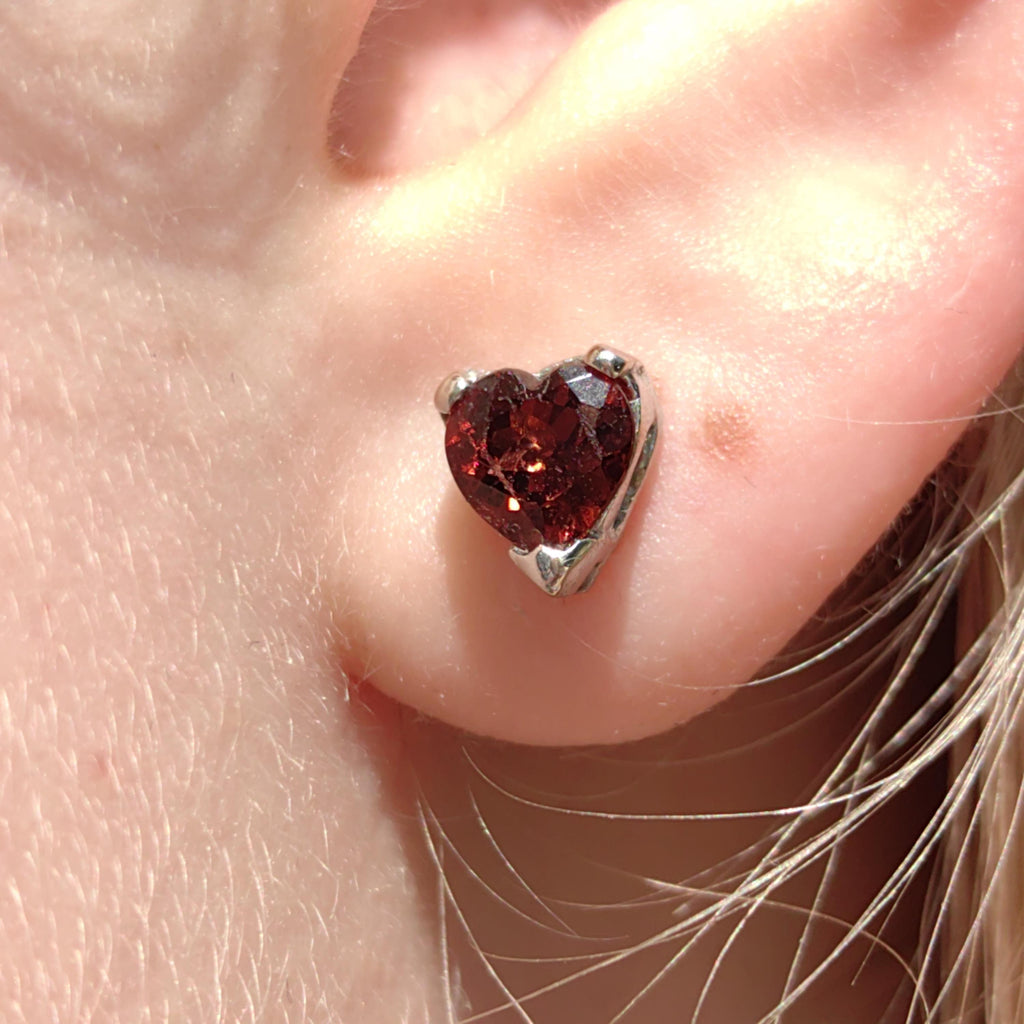 Red Garnet 18k Solid Hallmarked White Gold Heart Shaped Elegant Stud Push Back Closure Earrings Minimalist Mid Century 1950s Earrings