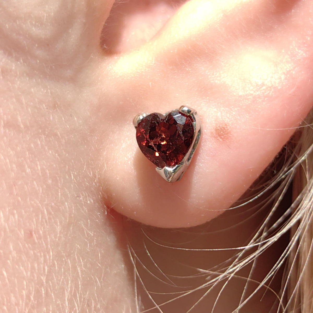 Red Garnet 18k Solid Hallmarked White Gold Heart Shaped Elegant Stud Push Back Closure Earrings Minimalist Mid Century 1950s Earrings