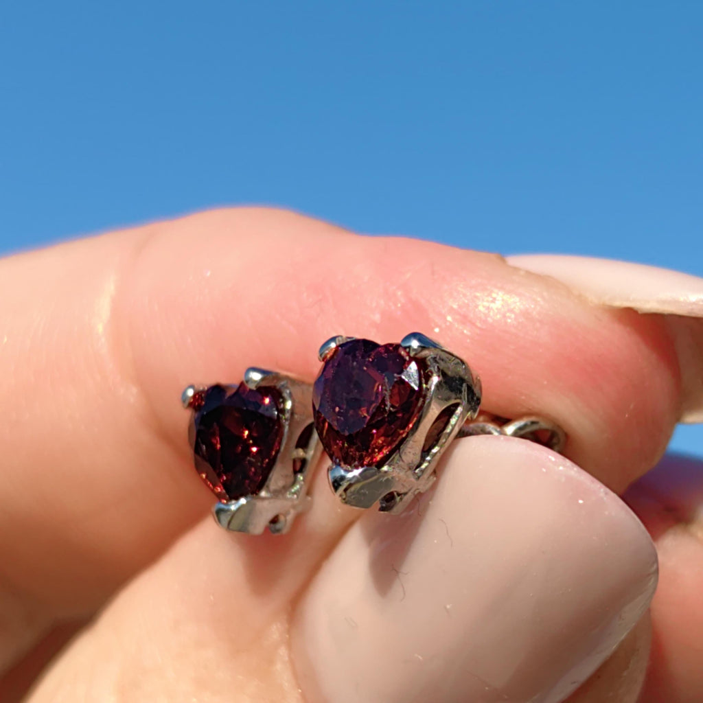 Red Garnet 18k Solid Hallmarked White Gold Heart Shaped Elegant Stud Push Back Closure Earrings Minimalist Mid Century 1950s Earrings