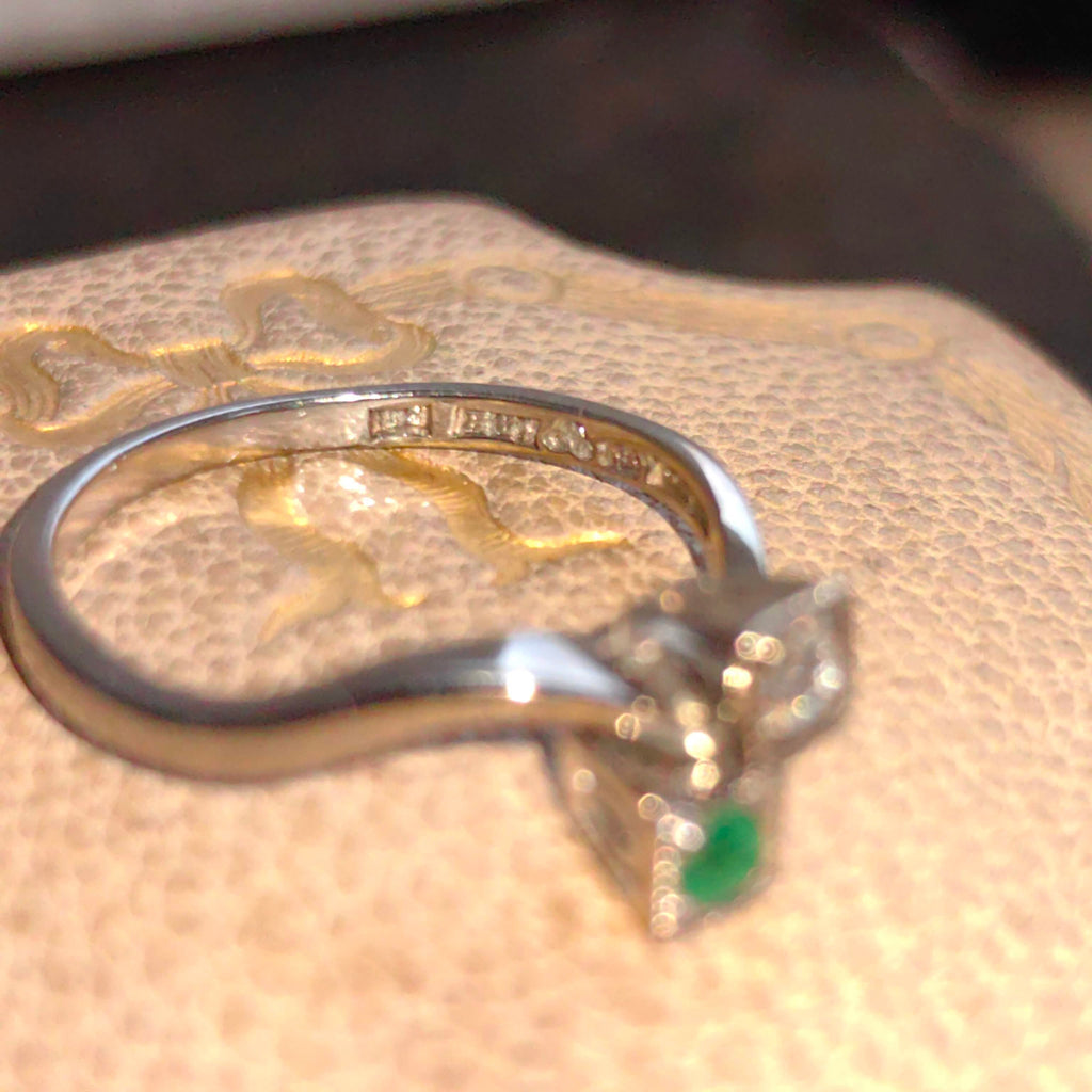 Art Deco Emerald Diamond Ring: 18k White Gold Toi et Moi Band