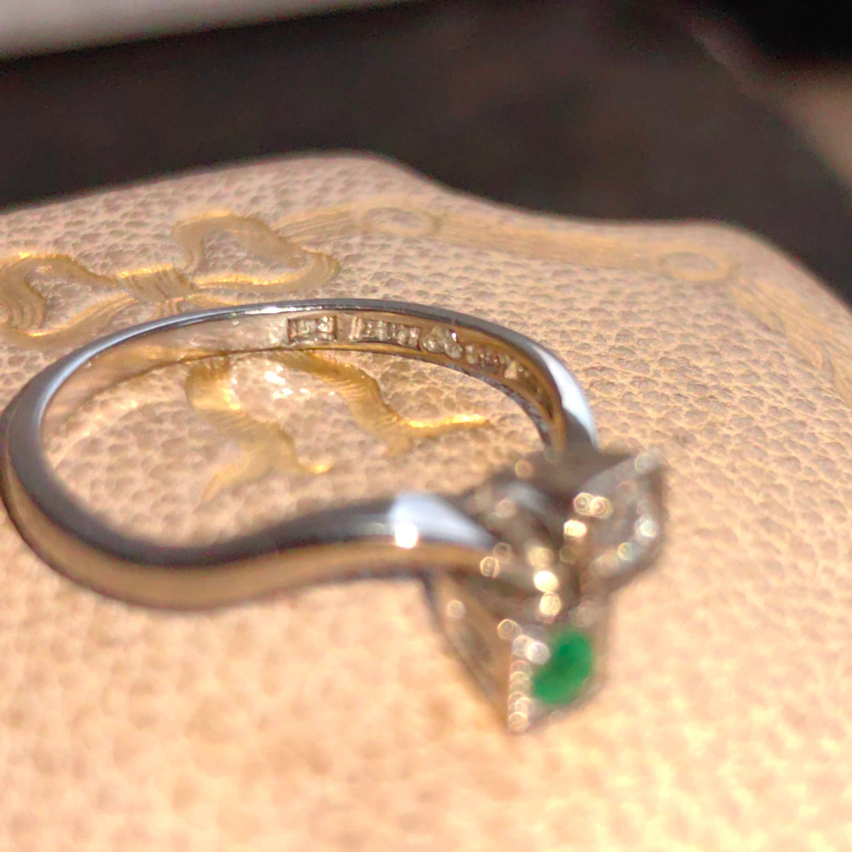 Art Deco Emerald Diamond Ring: 18k White Gold Toi et Moi Band