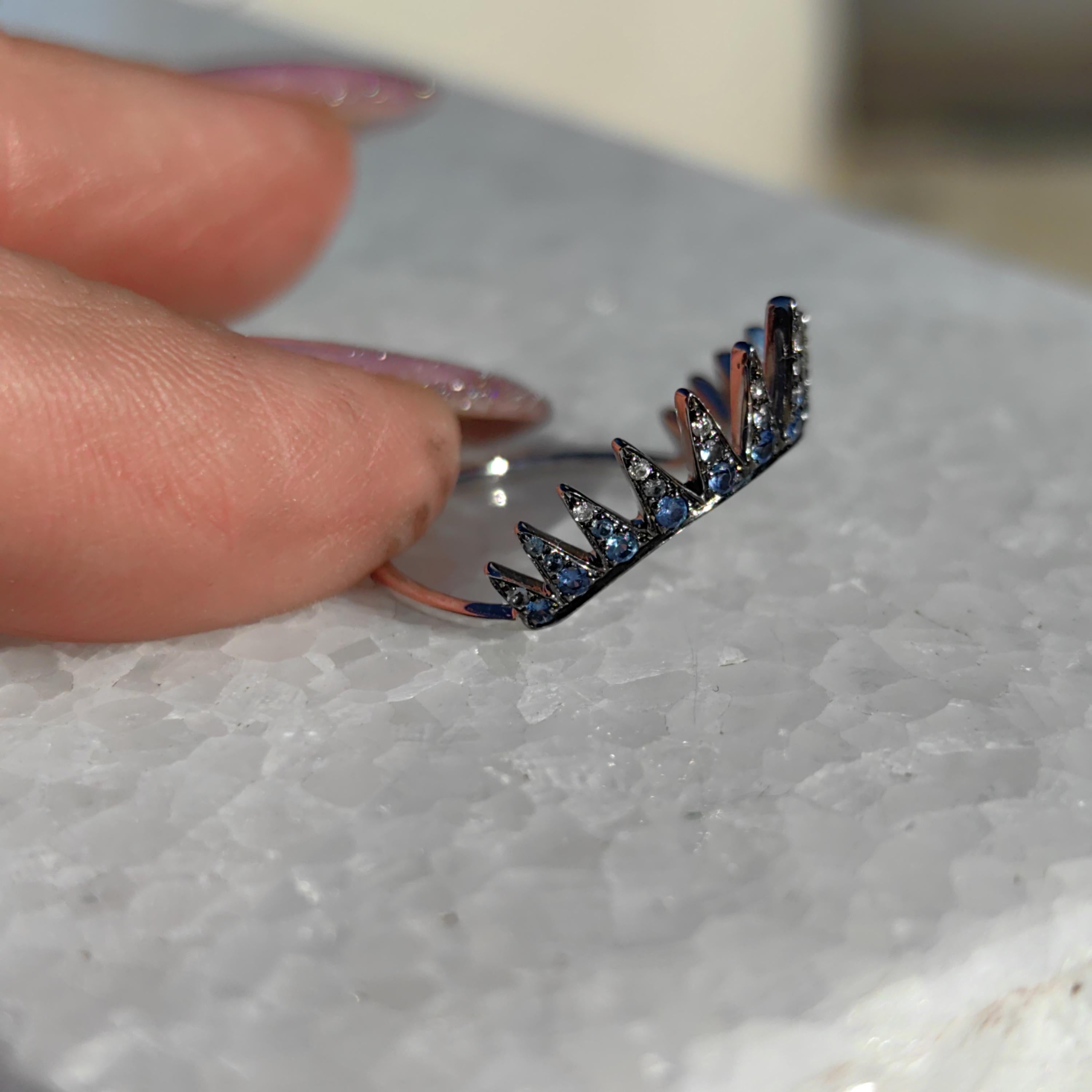 Vintage Crown 18k White Gold Ring: Natural Blue Sapphire