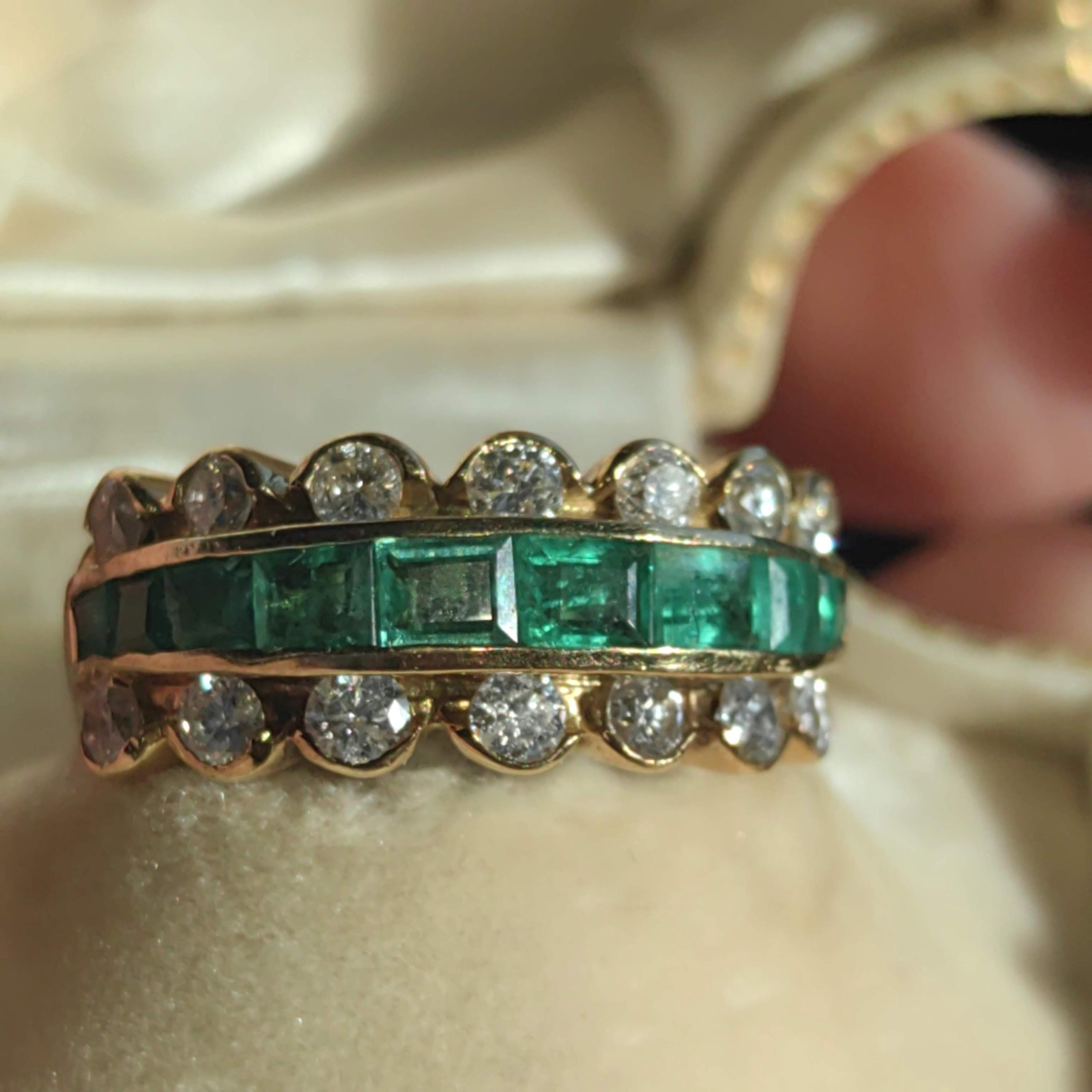 18k Solid Yellow Gold Natural Green Emerald Diamond 1980s Vintage Statement Band Elegant Ring Gift for Her