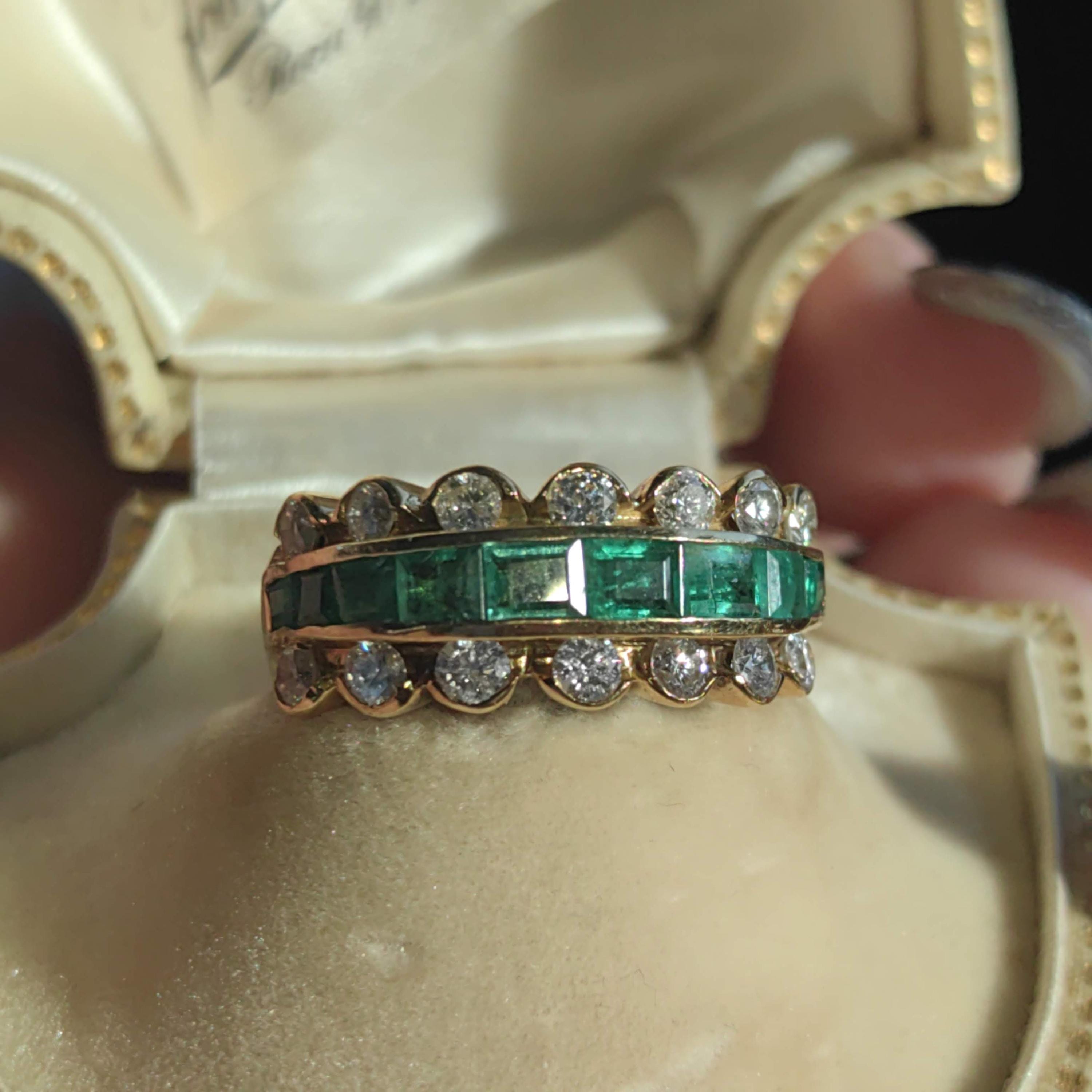 18k Solid Yellow Gold Natural Green Emerald Diamond 1980s Vintage Statement Band Elegant Ring Gift for Her