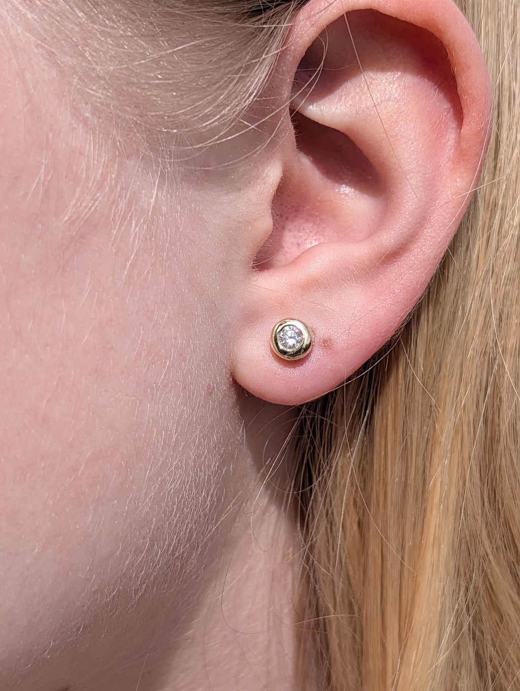 1980s Vintage Diamond Stud Earrings 14k 585 Yellow Gold, Bezel Set Solitaire Brilliant Cut push Back Gift for Her