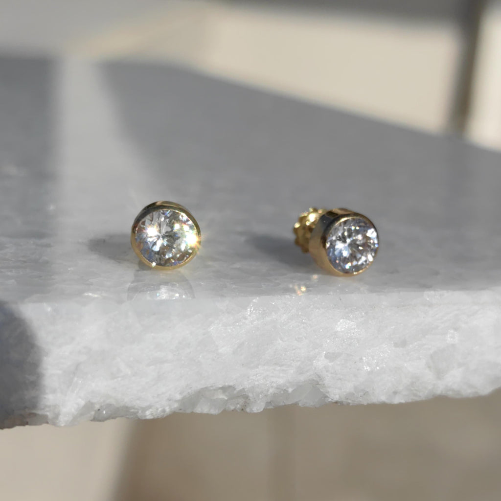 18k Gold Zirconia Stud Earrings: Classic Solitaire Screw Back