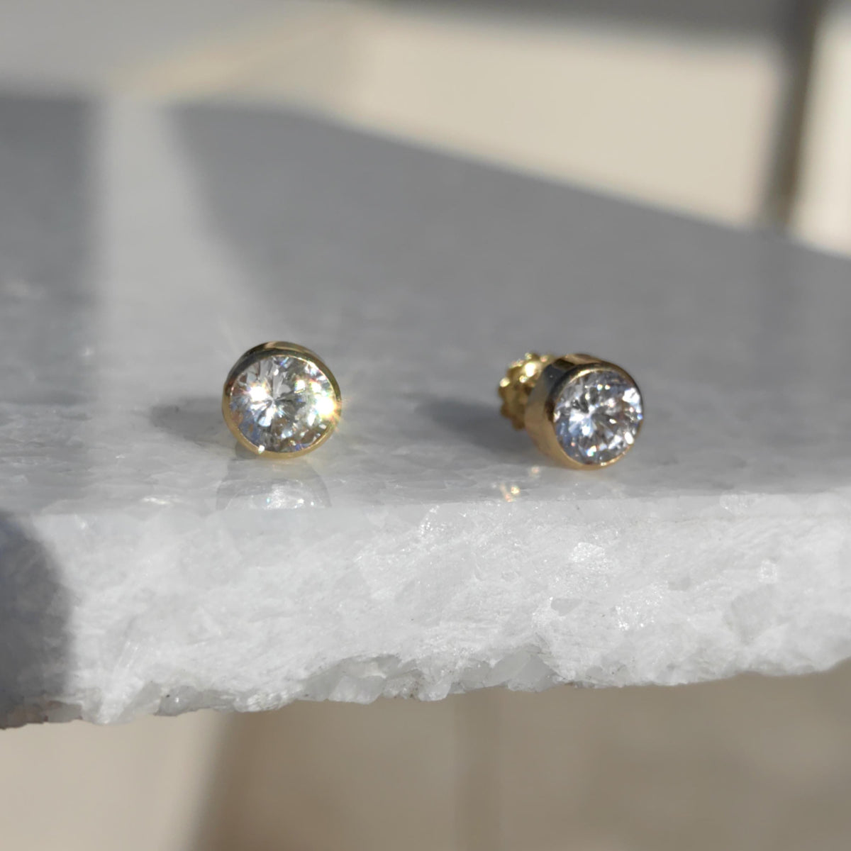 18k Gold Zirconia Stud Earrings: Classic Solitaire Screw Back