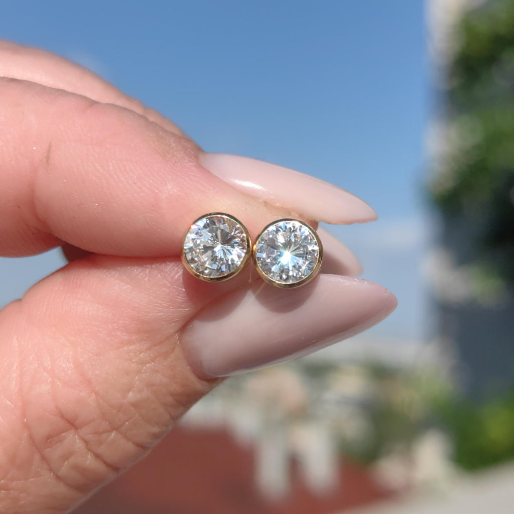 18k Gold Zirconia Stud Earrings: Classic Solitaire Screw Back