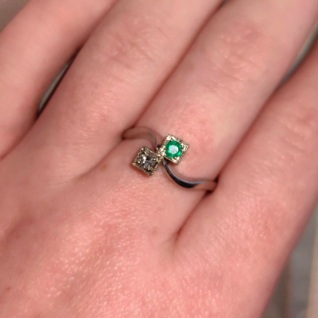 Art Deco Emerald Diamond Ring: 18k White Gold Toi et Moi Band