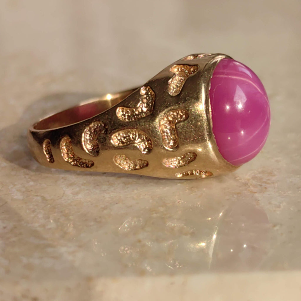 Vintage 10k Gold Star Ruby Ring: Panther Pattern, Size 8.5