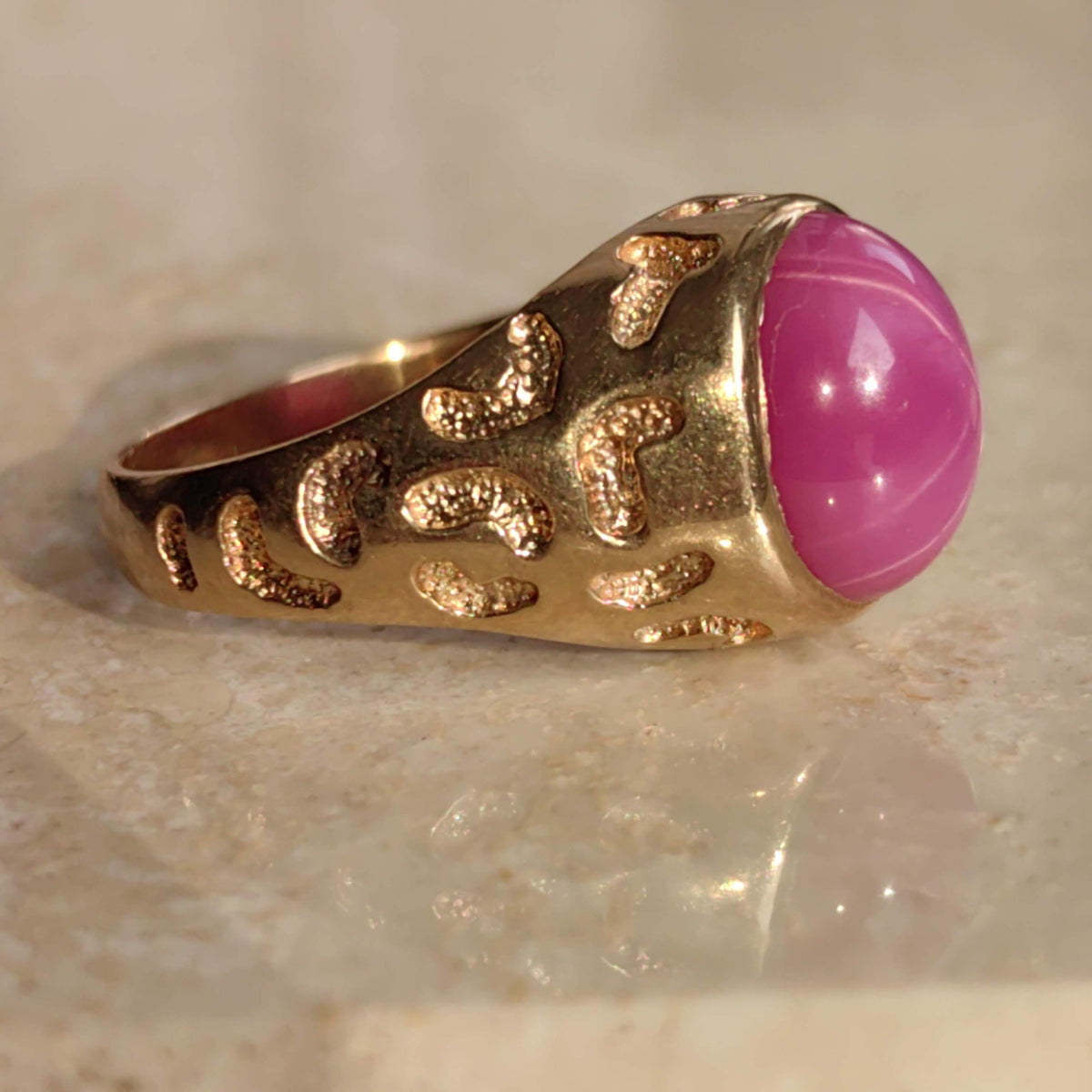 Vintage 10k Gold Star Ruby Ring: Panther Pattern, Size 8.5