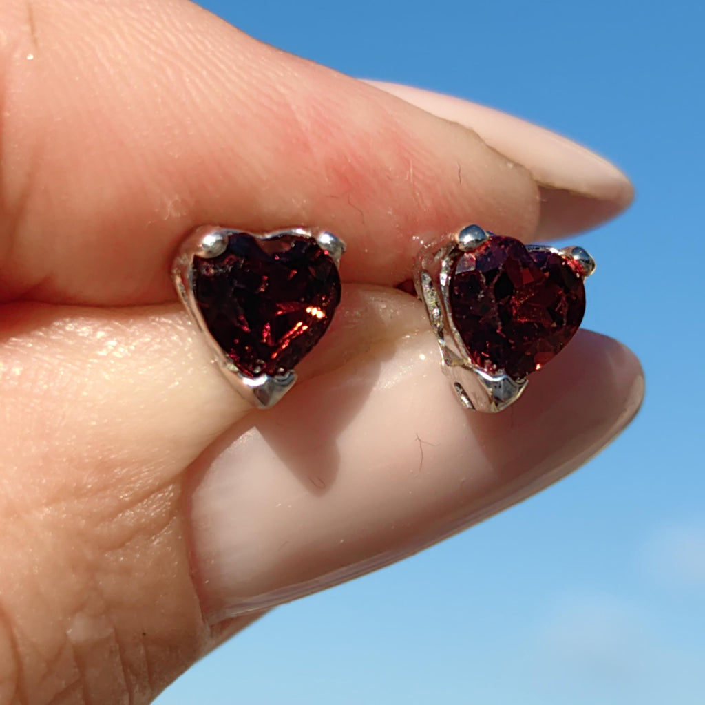 Red Garnet 18k Solid Hallmarked White Gold Heart Shaped Elegant Stud Push Back Closure Earrings Minimalist Mid Century 1950s Earrings