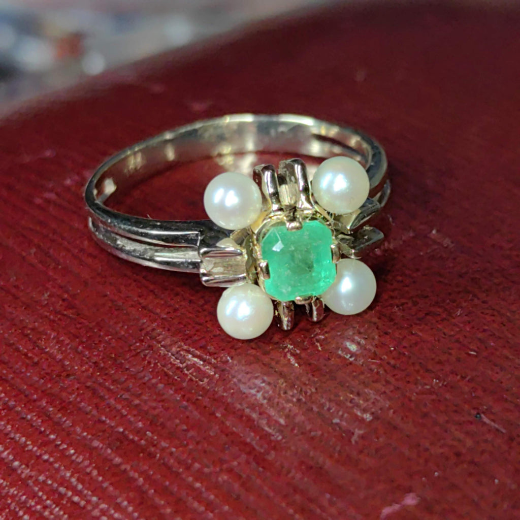 Vintage Emerald Pearl Ring: 18k Yellow Gold Geometric Design
