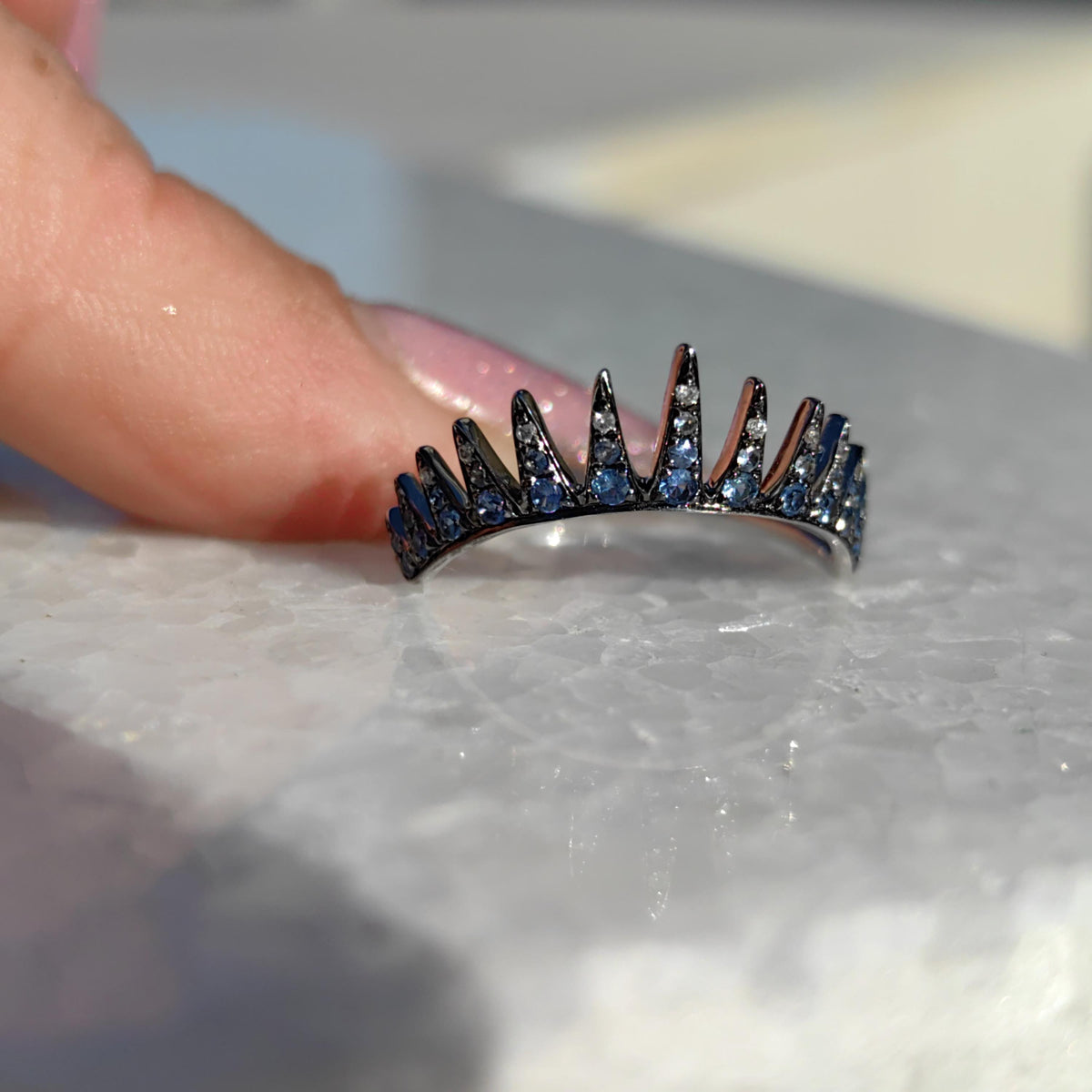Vintage Crown 18k White Gold Ring: Natural Blue Sapphire