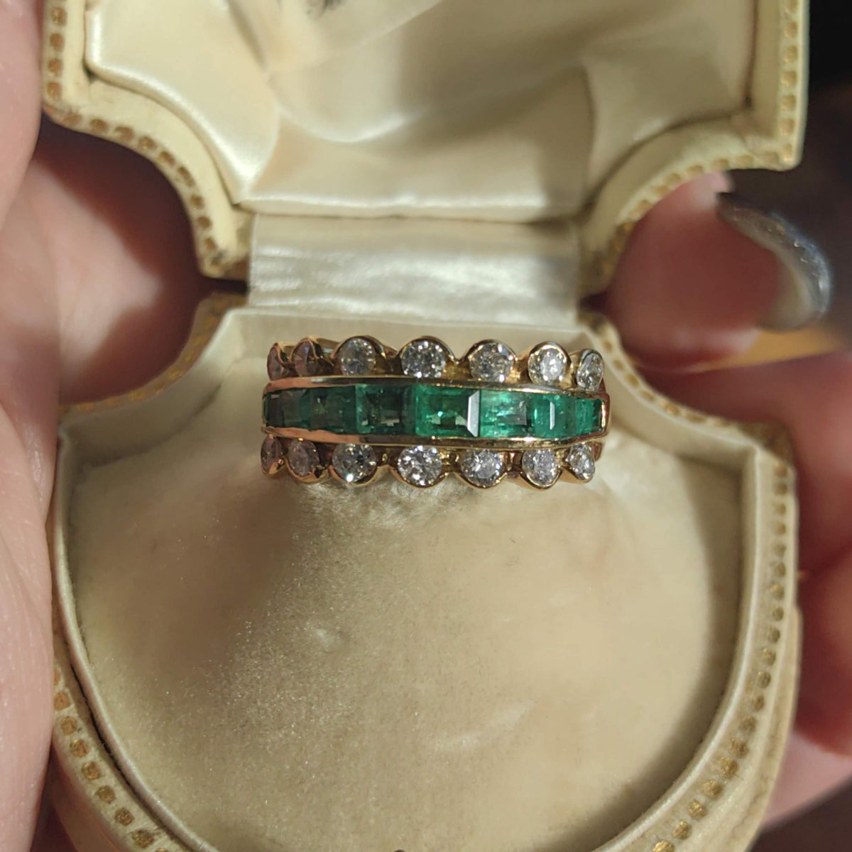 18k Solid Yellow Gold Natural Green Emerald Diamond 1980s Vintage Statement Band Elegant Ring Gift for Her