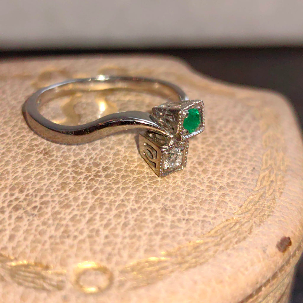 Art Deco Emerald Diamond Ring: 18k White Gold Toi et Moi Band