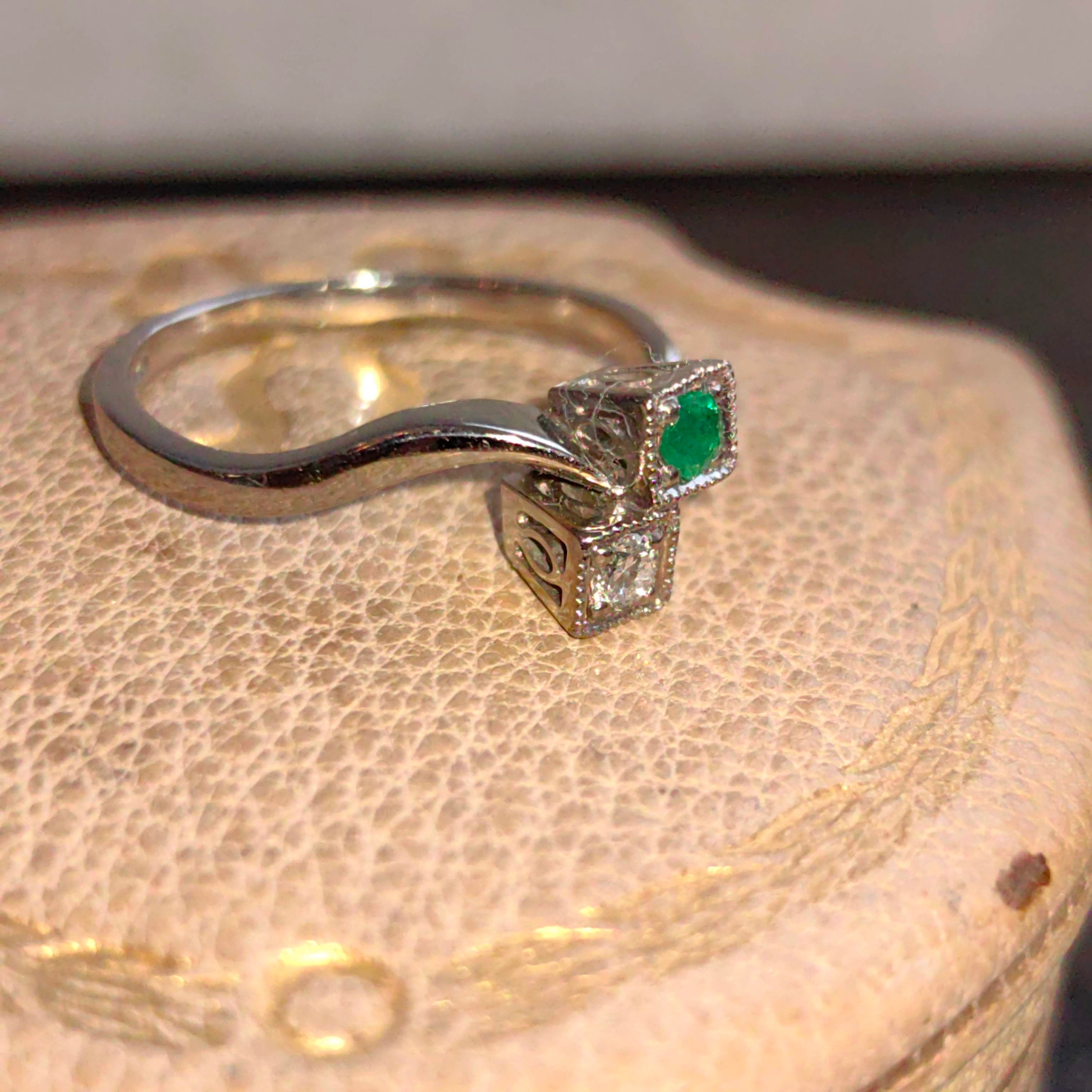 Art Deco Emerald Diamond Ring: 18k White Gold Toi et Moi Band