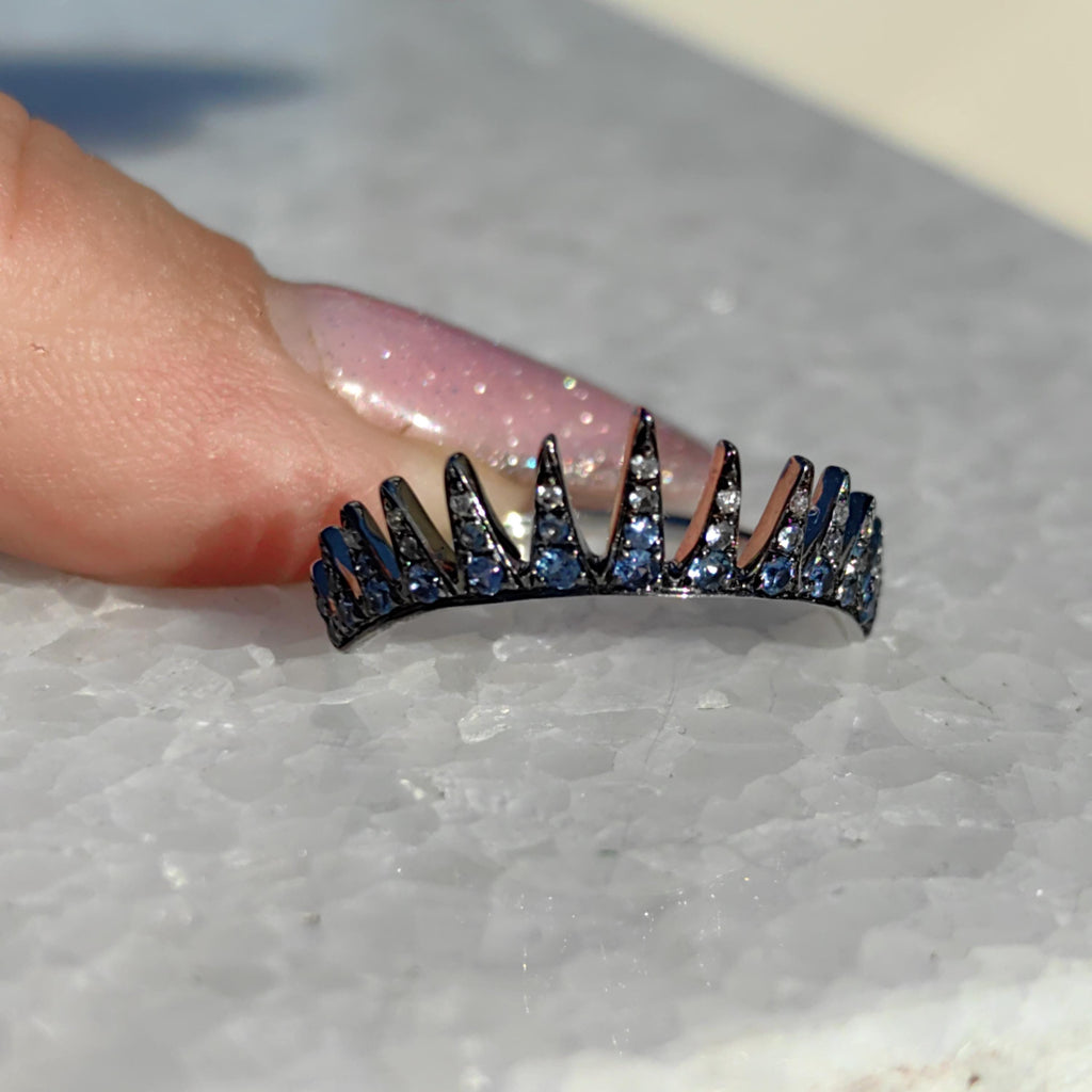 Vintage Crown 18k White Gold Ring: Natural Blue Sapphire