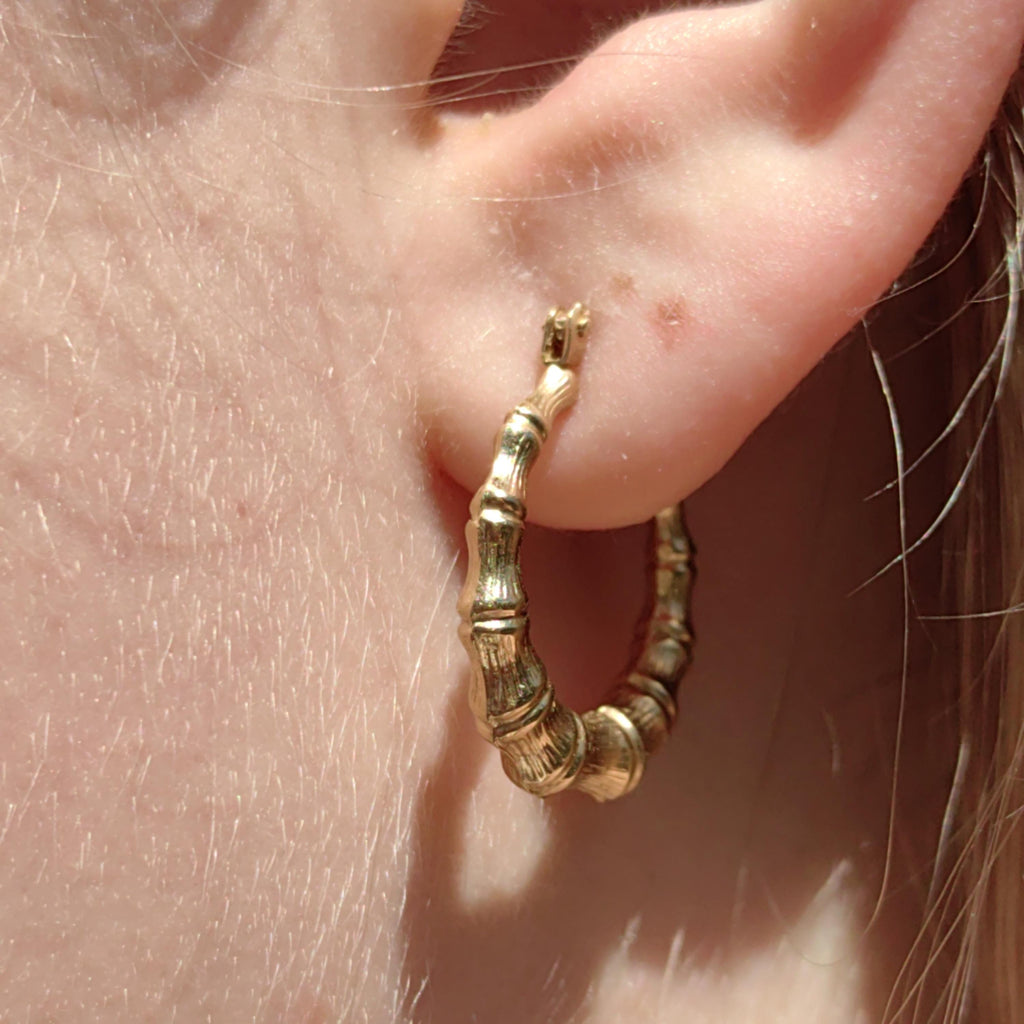 14k Yellow Gold Hoop Earrings: 1980s Vintage Ribbed Horn Design