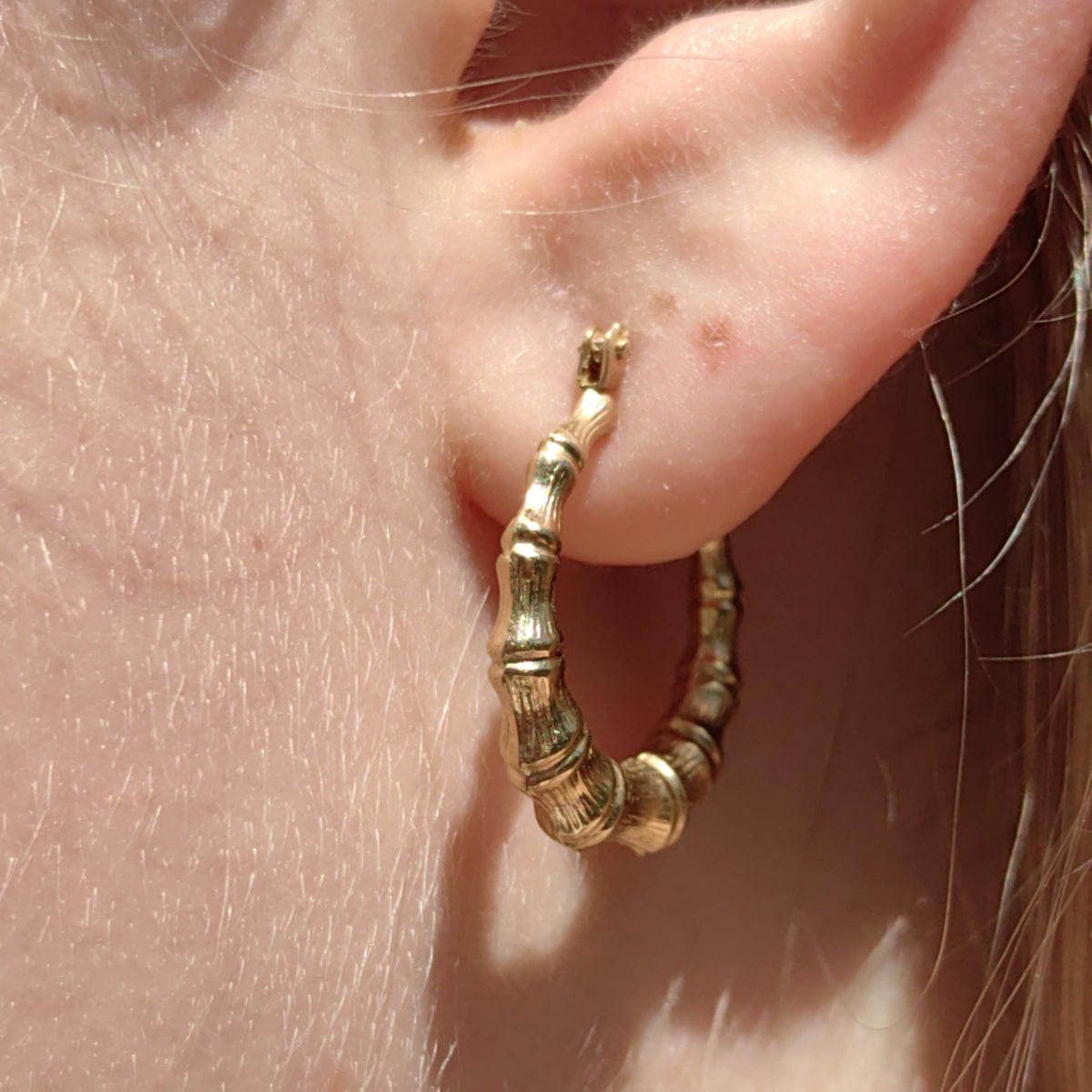 14k Yellow Gold Hoop Earrings: 1980s Vintage Ribbed Horn Design