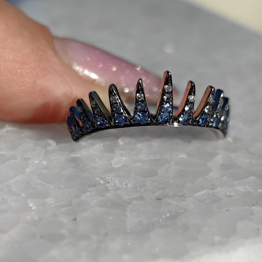 Vintage Crown 18k White Gold Ring: Natural Blue Sapphire