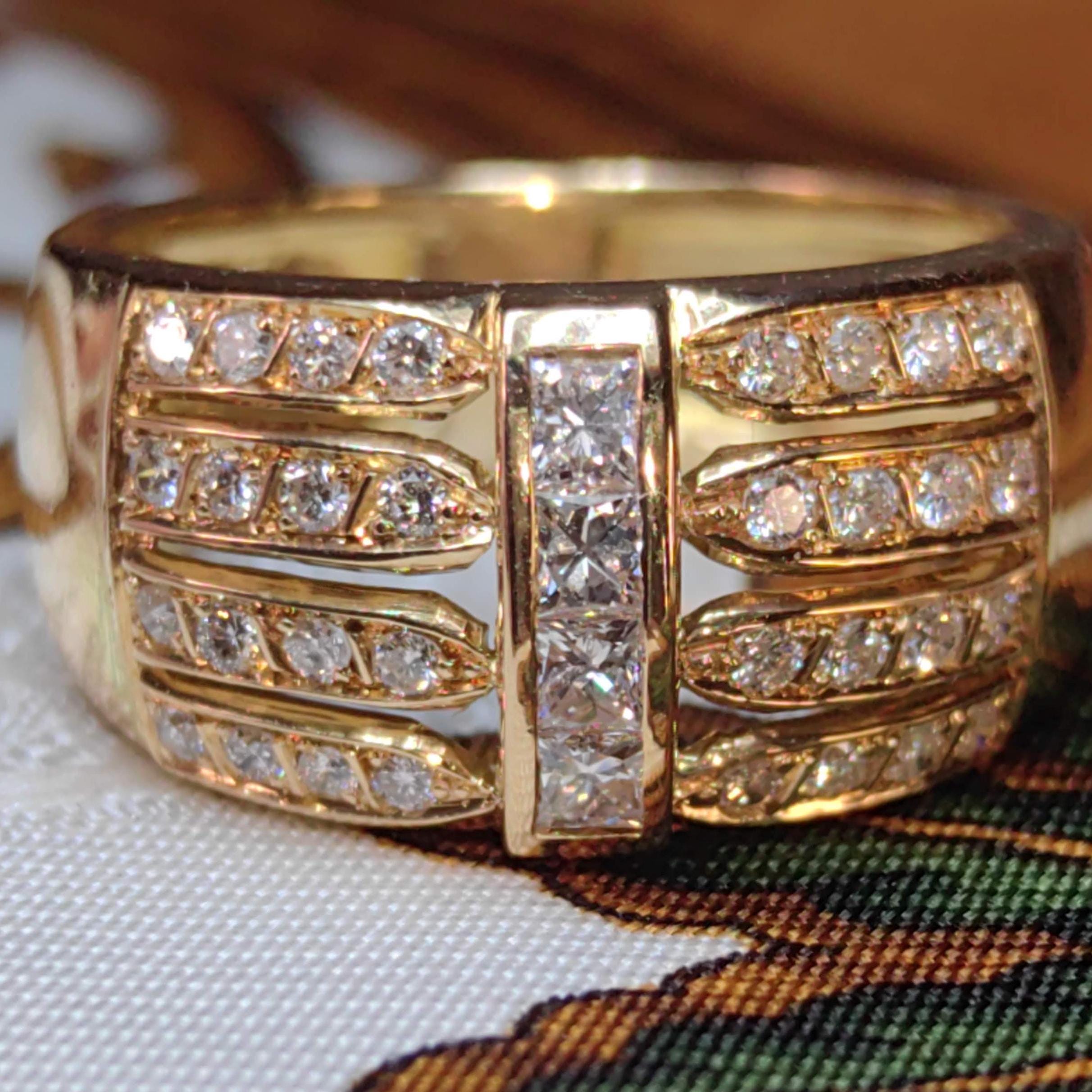 18k Yellow Gold Diamond Ring: Vintage 1980s Unisex Band