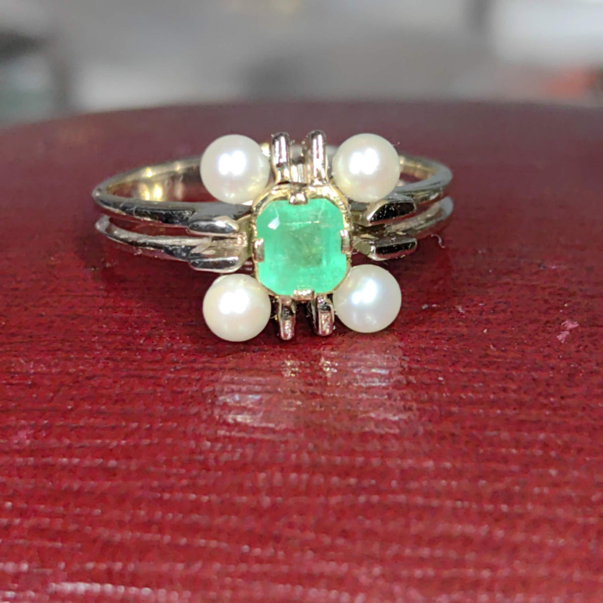 Vintage Emerald Pearl Ring: 18k Yellow Gold Geometric Design