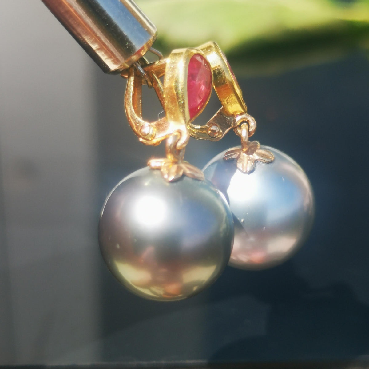 Vintage 1930s Art Deco 14k Gold Ruby Tahitian Pearl Dangle Earrings