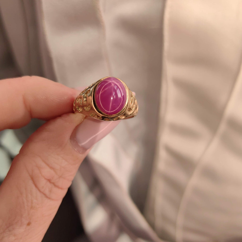 Vintage 10k Gold Star Ruby Ring: Panther Pattern, Size 8.5