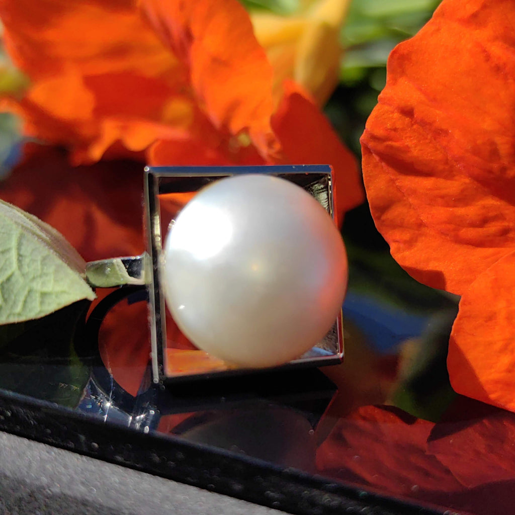Vintage Cultured Pearl 18k White Gold Ring: Geometric Statement Jewelry
