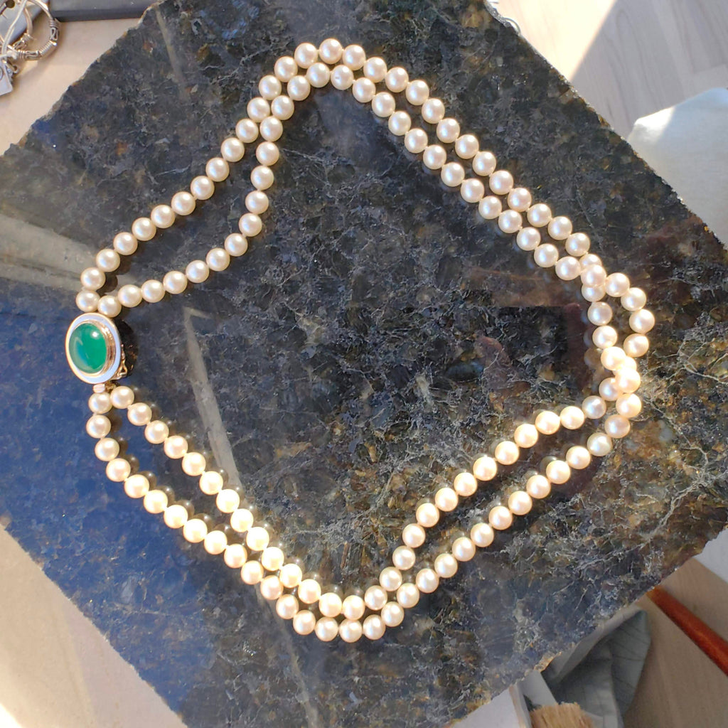 Vintage 1940s Green Chalcedony Pearl Necklace: 18k Yellow Gold Beaded Statement