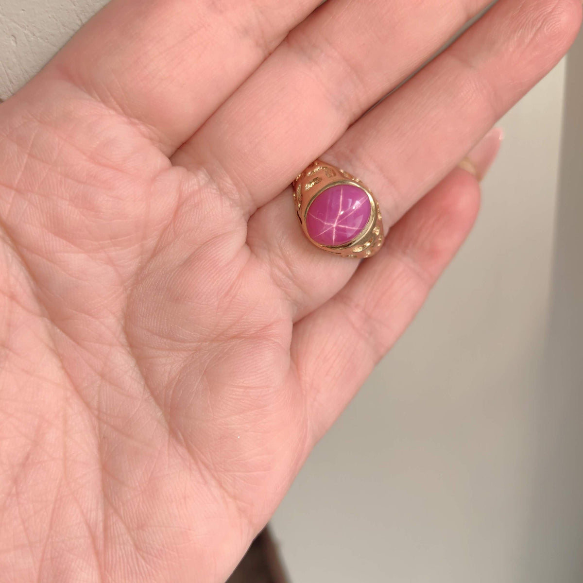 Vintage 10k Gold Star Ruby Ring: Panther Pattern, Size 8.5