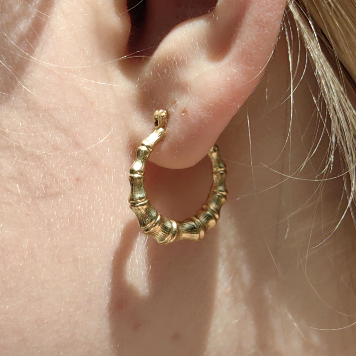 14k Yellow Gold Hoop Earrings: 1980s Vintage Ribbed Horn Design